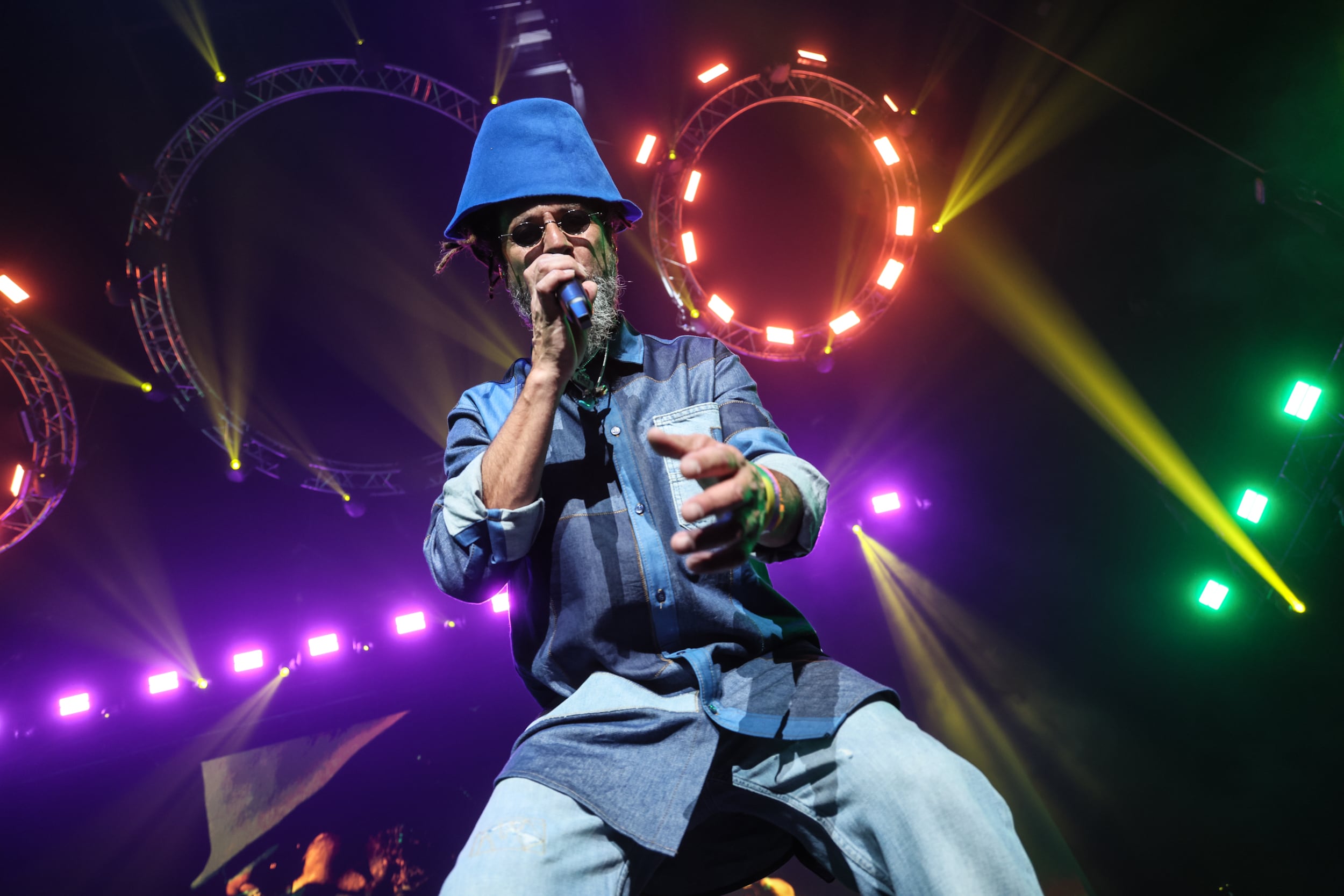 Néstor Ramljak recibió en escena a Raly Barrionuevo, La Delio Valdez, Emiliano Brancciari y los europeos David Cairol y Brinsley Forde