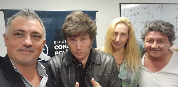 A la derecha de la imagen, Carlos Kikuchi, exarmador de La Libertad Avanza, junto a la secretaria de la Presidencia, Karina Milei, y al presidente Javier Milei. 