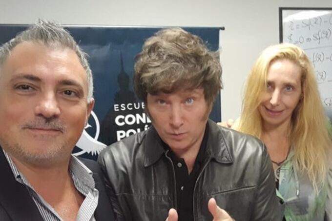 A la derecha de la imagen, Carlos Kikuchi, exarmador de La Libertad Avanza, junto a la secretaria de la Presidencia, Karina Milei, y al presidente Javier Milei.