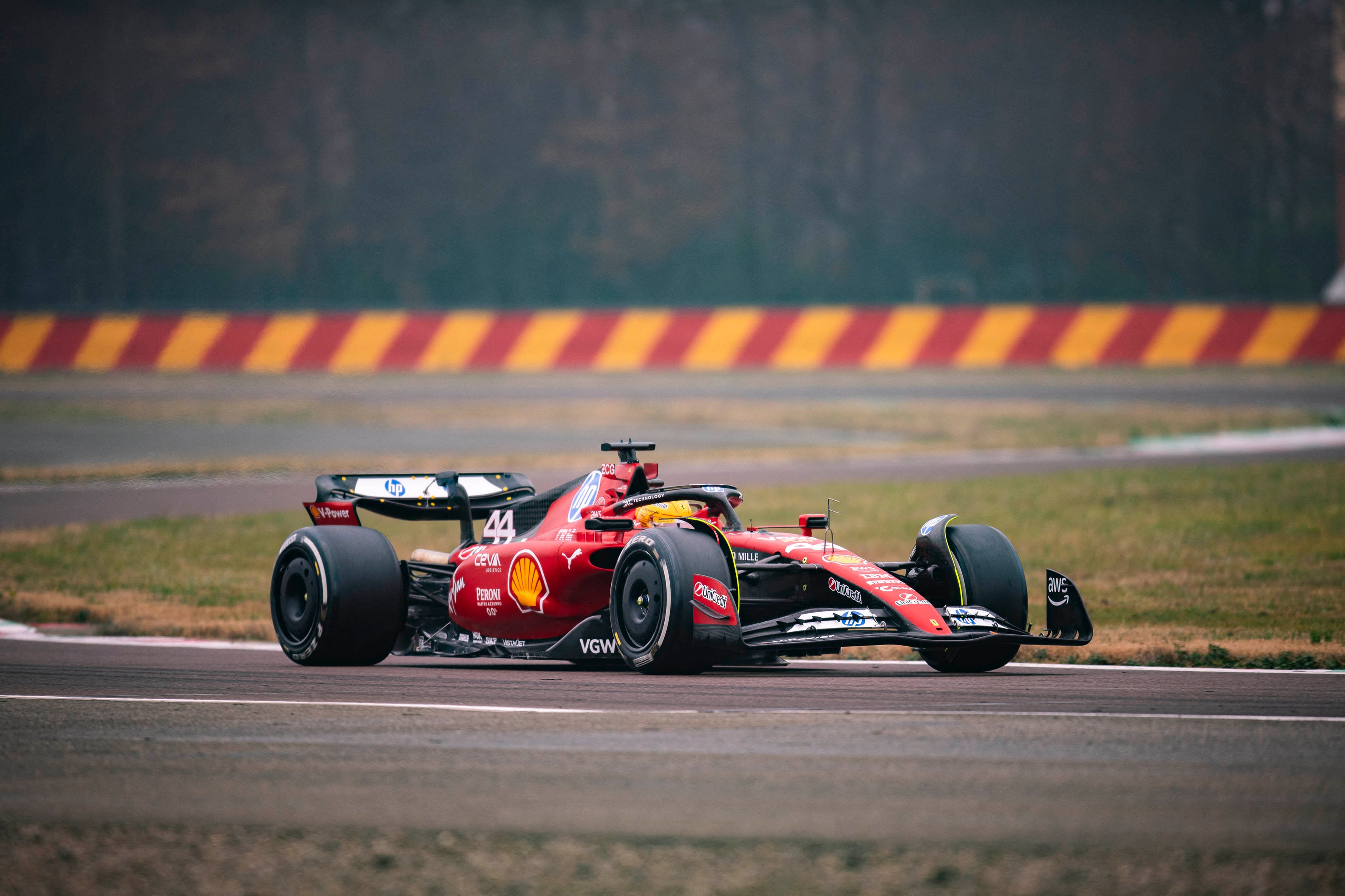 Hamilton golpeó su Ferrari durante un ensayo