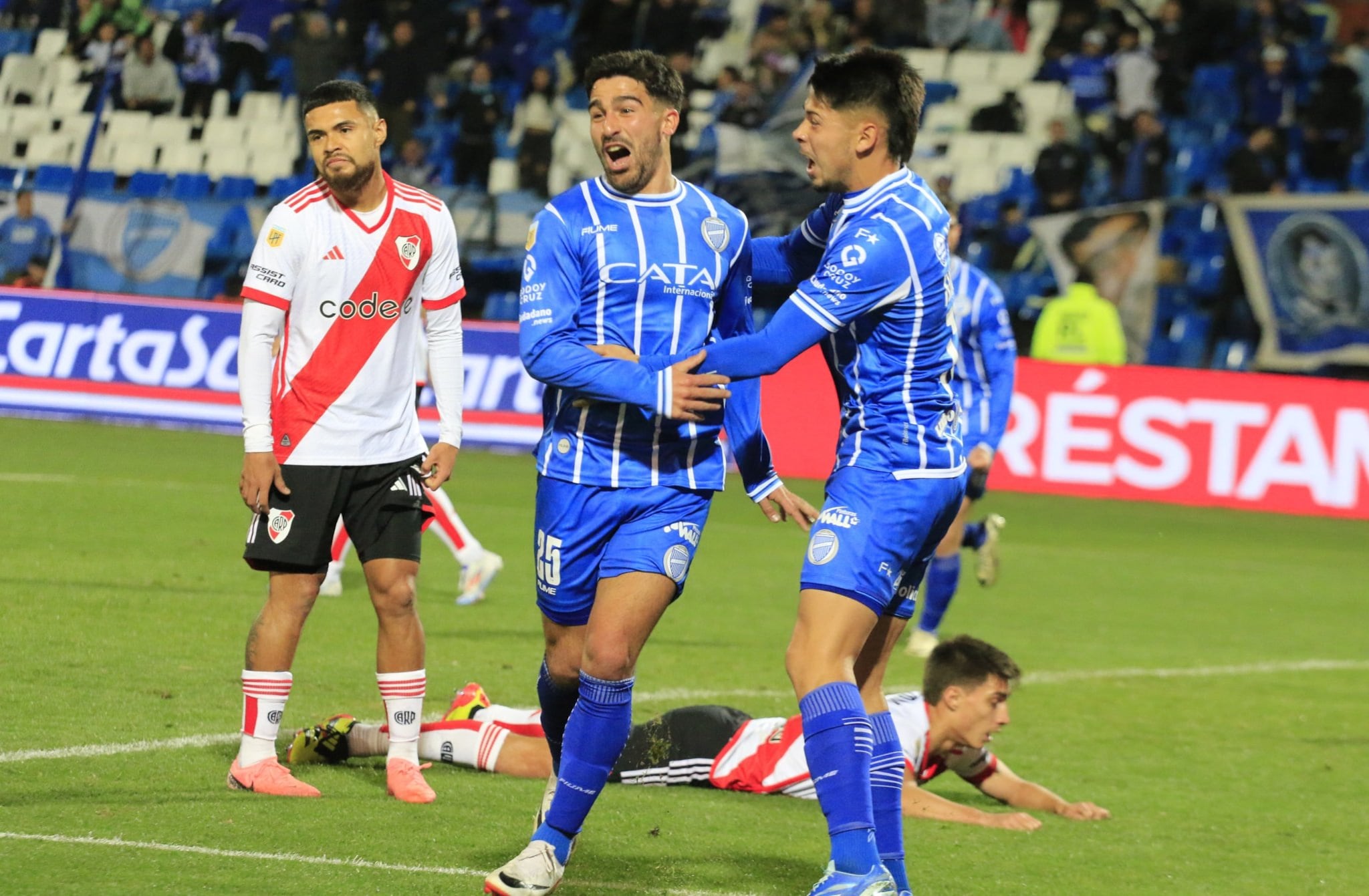 Poggi festeja uno de sus dos goles ante River. Imagen: @ClubGodoyCruz.