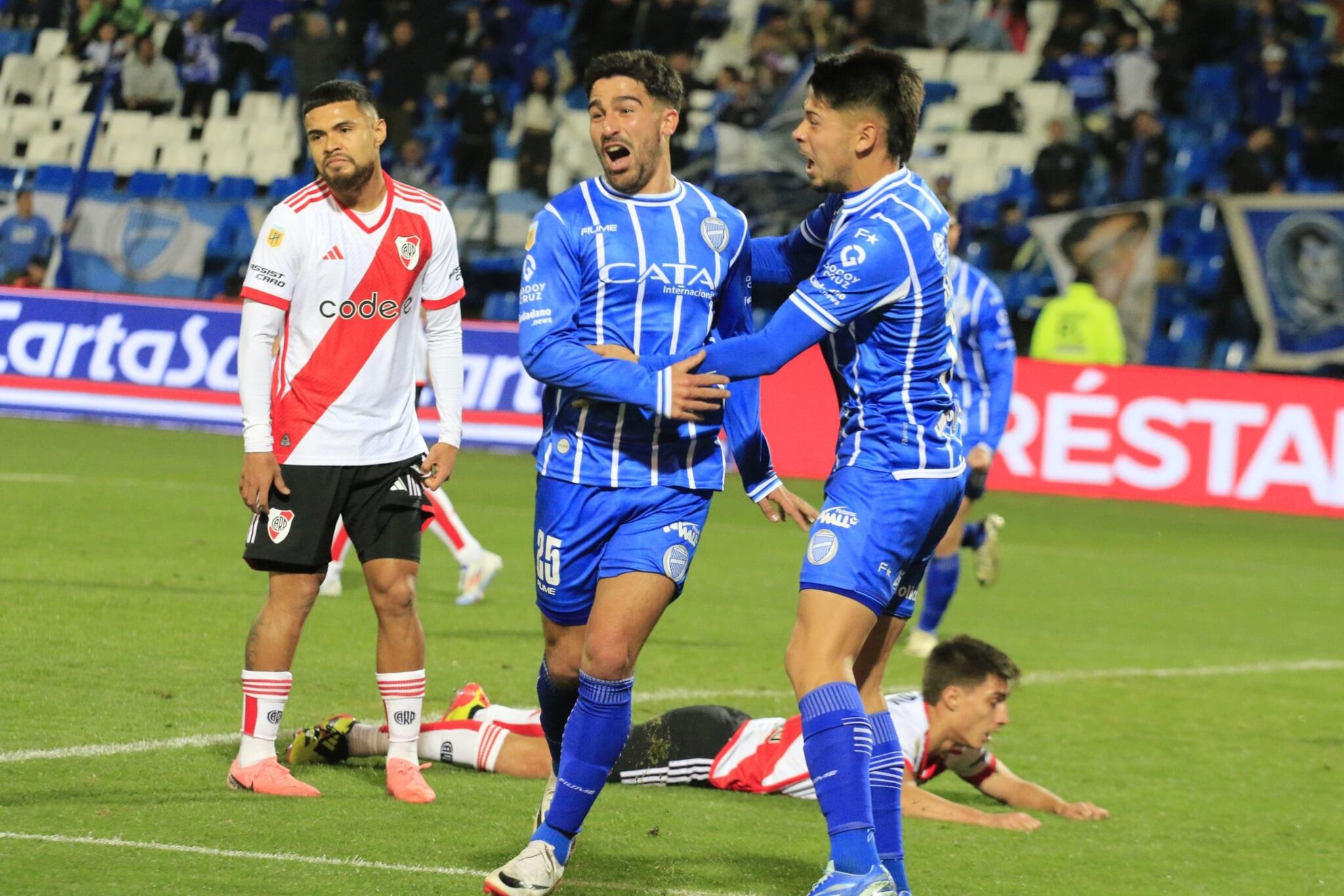 Poggi festeja uno de sus dos goles ante River. Imagen: @ClubGodoyCruz.