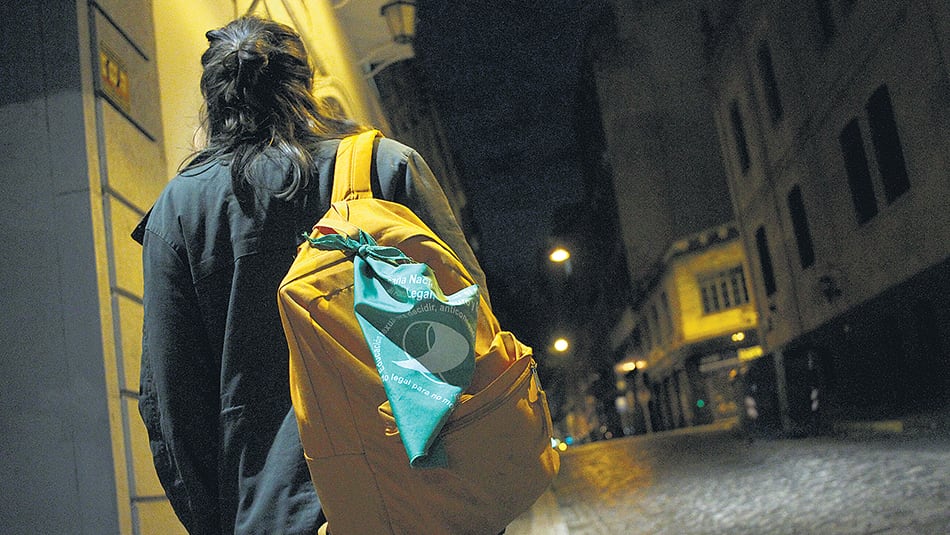 Las presiones por el uso del pañuelo se extienden en algunas instituciones.