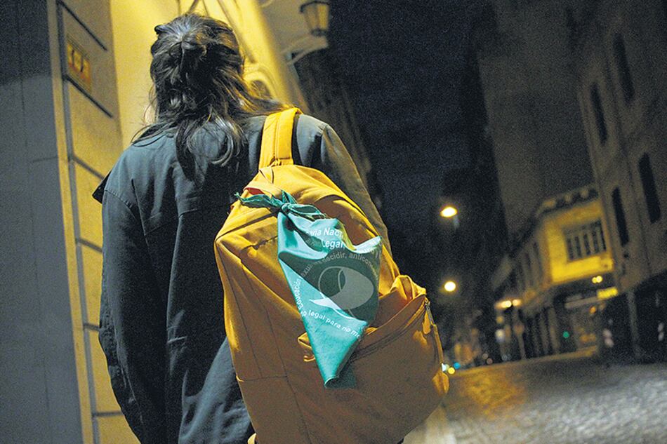 Las presiones por el uso del pañuelo se extienden en algunas instituciones.