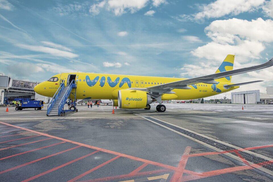 La compañía Viva Air suspendió todos sus servicios por un conflicto con el gobierno colombiano, ¿qué deben hacer los pasajeros en estos casos?