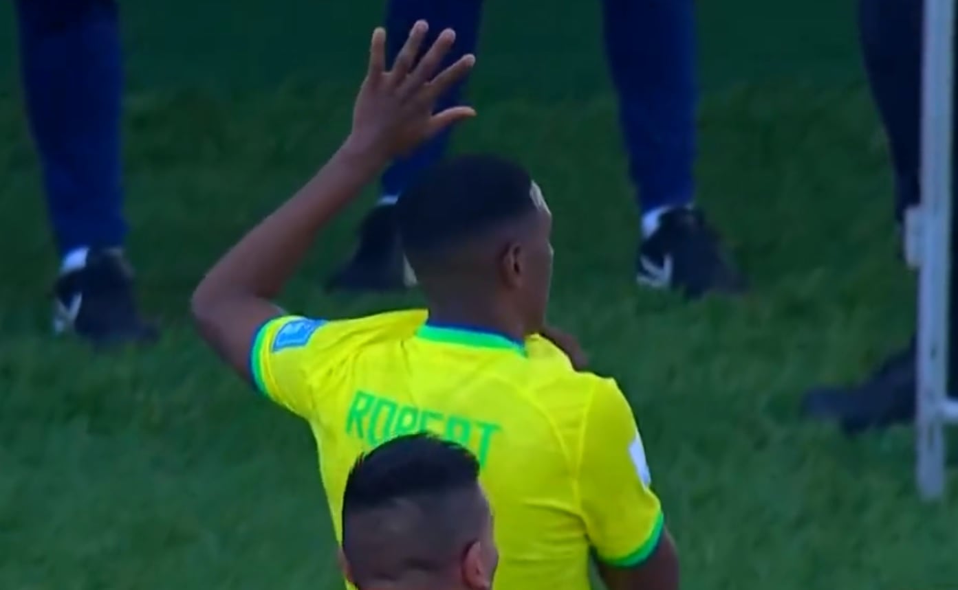 Robert Renan se fue expulsado haciendo gestos a los hinchas presentes en el estadio Diego Armando Maradona, en La Plata (Foto: Captura TyC Sports).