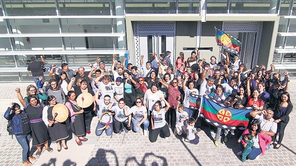 Los integrantes de la comunidad Campo Maripe festejan en la puerta de los tribunales.