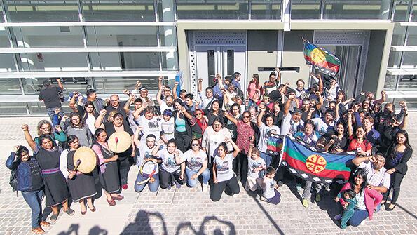 Los integrantes de la comunidad Campo Maripe festejan en la puerta de los tribunales.