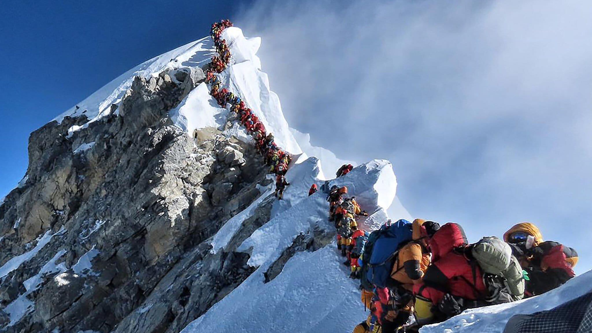 La congestión de alpinistas para hacer cumbre en las montañas más altas del mundo