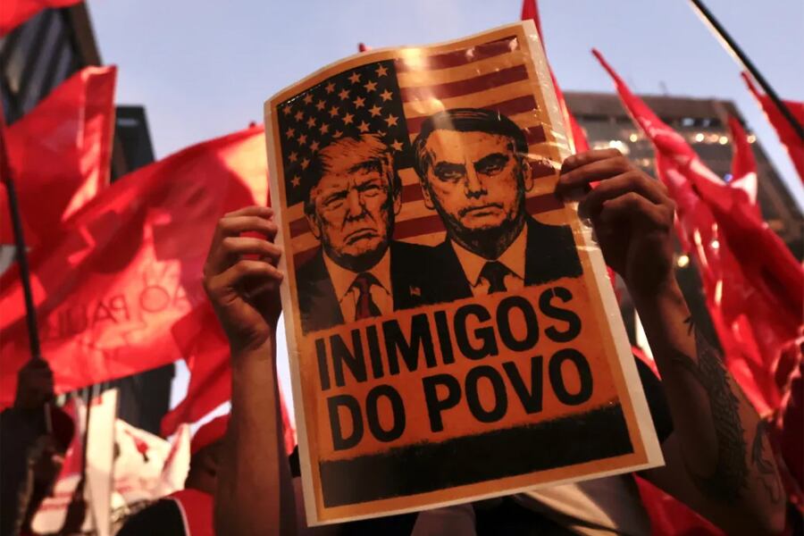 Cartel con Donald Trump y Jair Bolsonaro, durante una protesta contra las acciones del Congreso Nacional en justicia fiscal con la tributación a los súper ricos, realizada frente al MASP, en São Paulo. Imagen: Paulo Pinto/Agencia Brasil