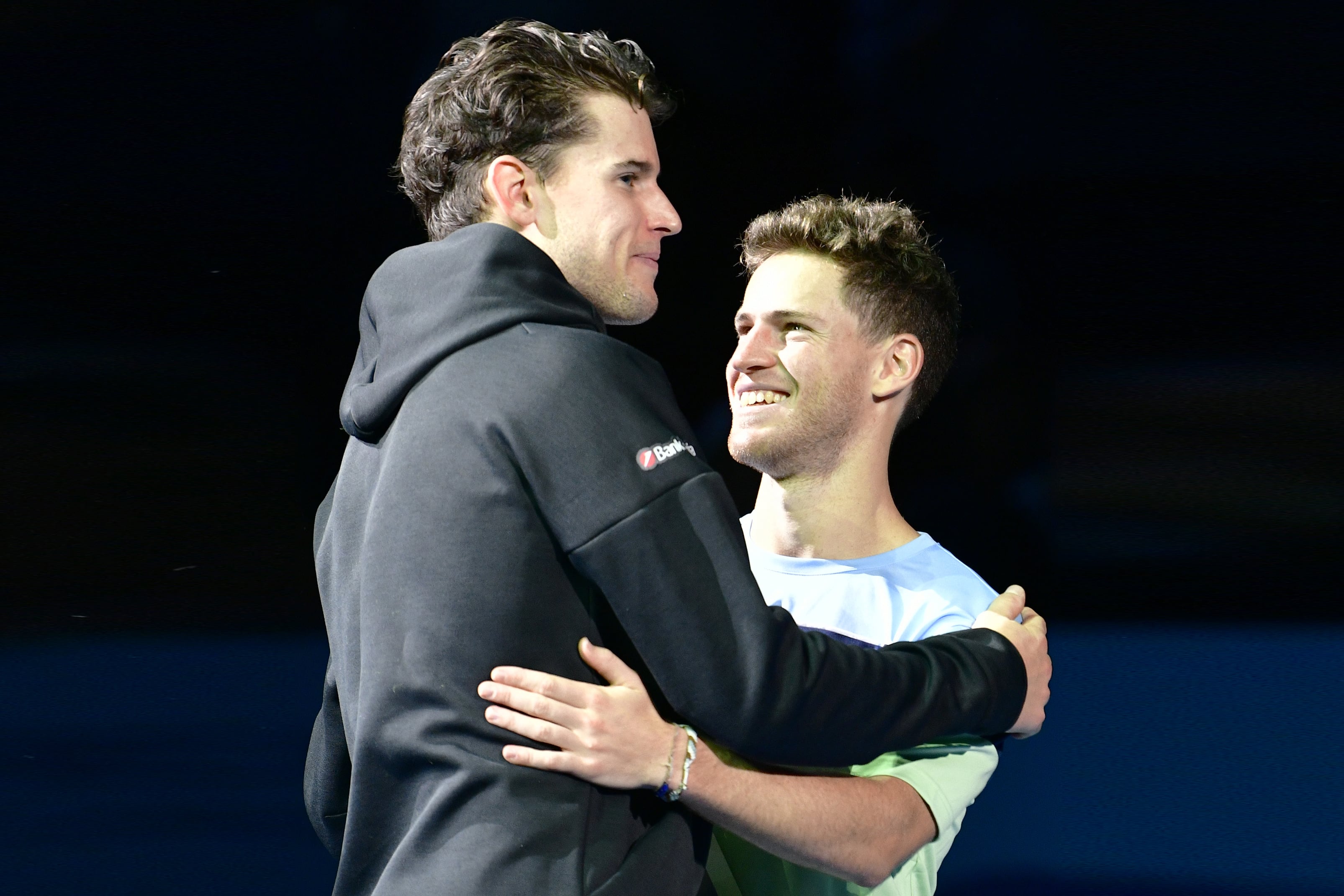 El festejo de dos amigos: Schwartzman saluda a Thiem pese a la derrota.