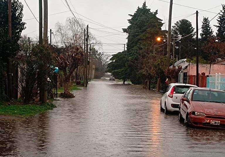 Calles anegadas y agua dentro de las casas en La Plata.