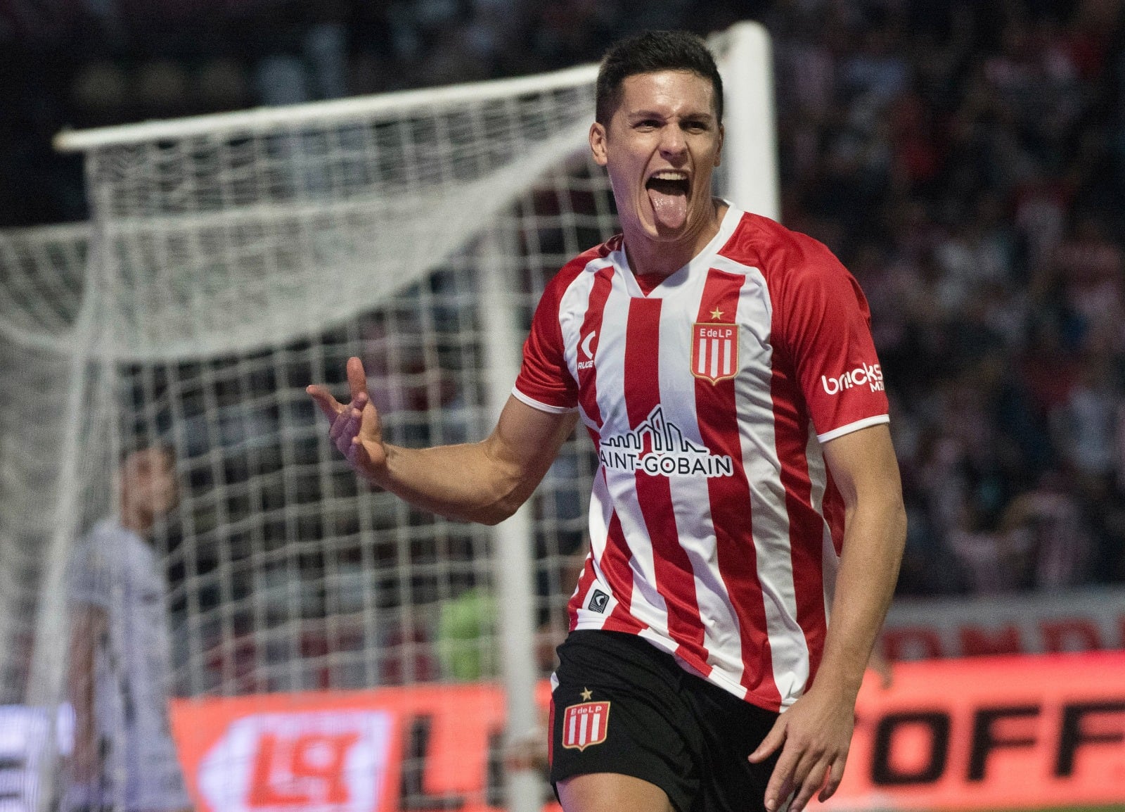 Guido Carrillo festejó su doblete ante Estudiantes