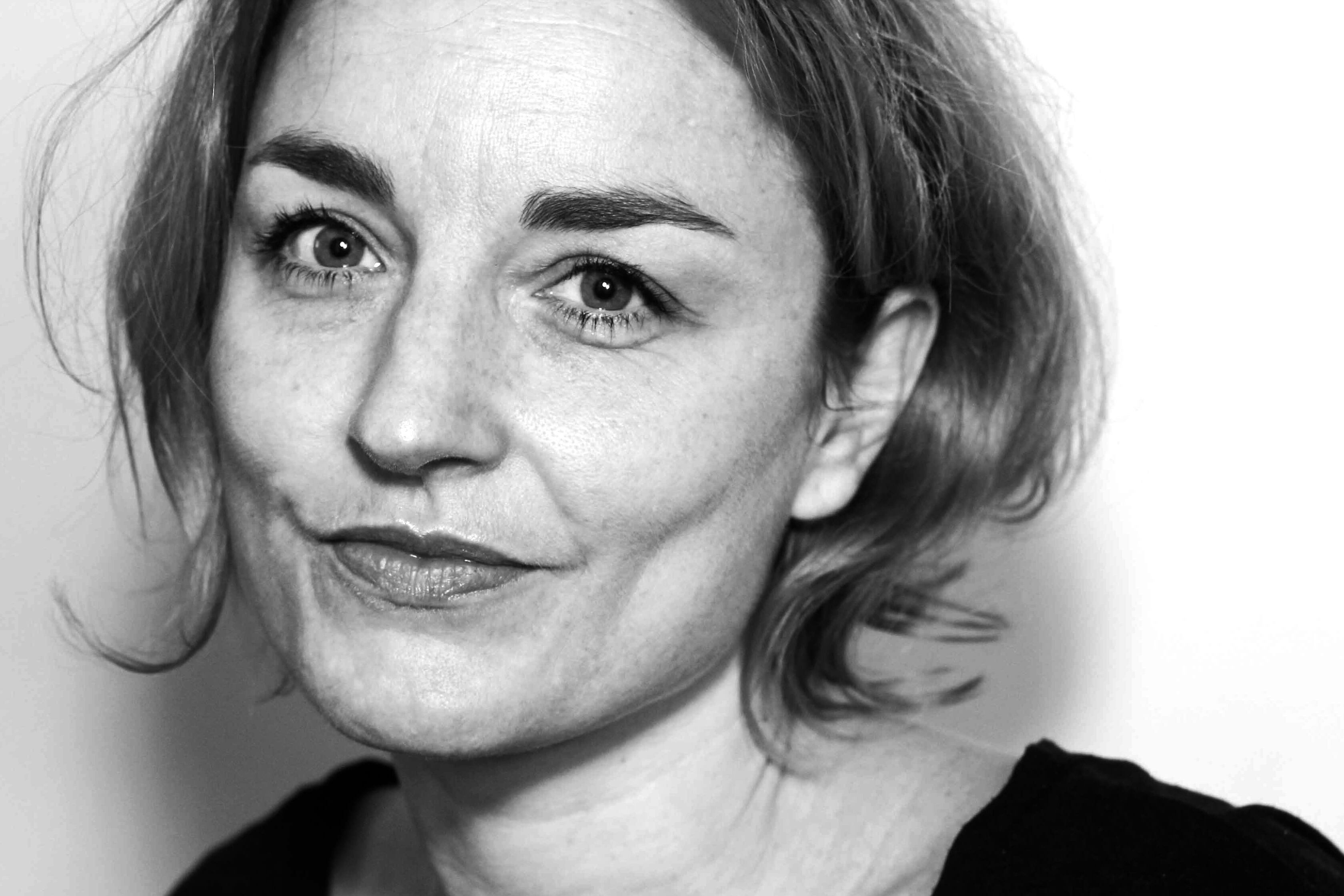 Además de novelista, Peyrebonne es docente de la Sorbona.