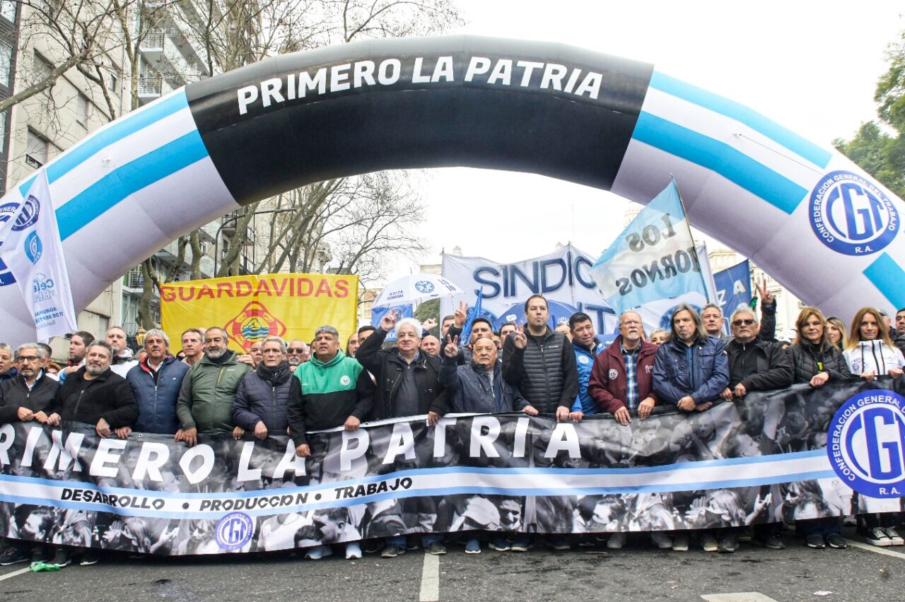 El frente de la columna de la CGT, con la consigna "Primero la Patria".