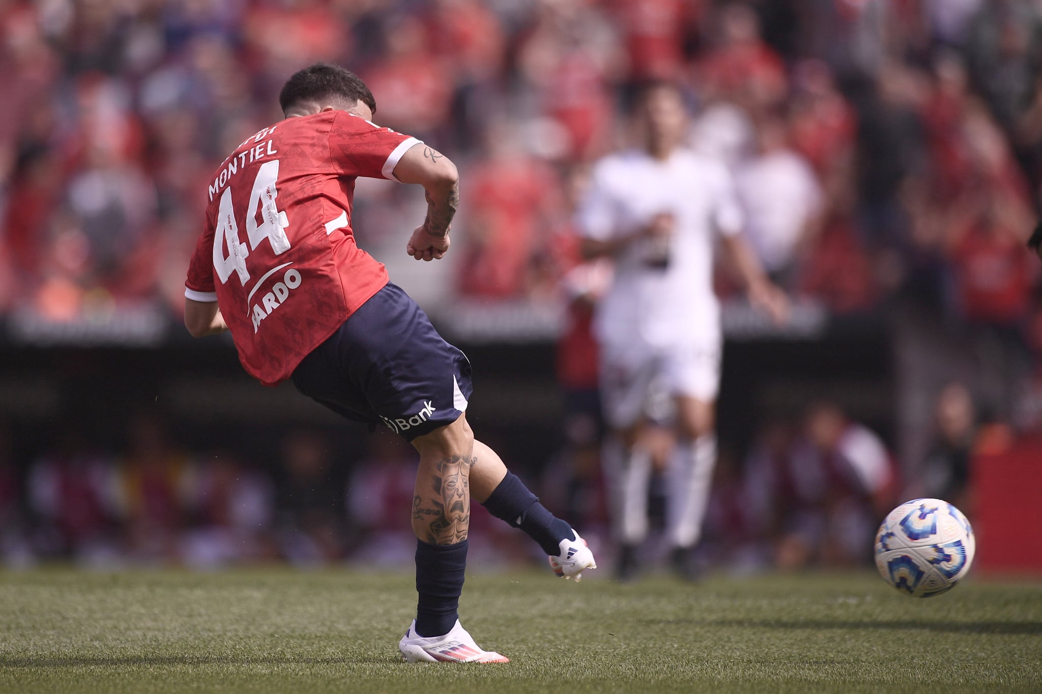 Santiago Montiel marcó dos goles en el conjunto local