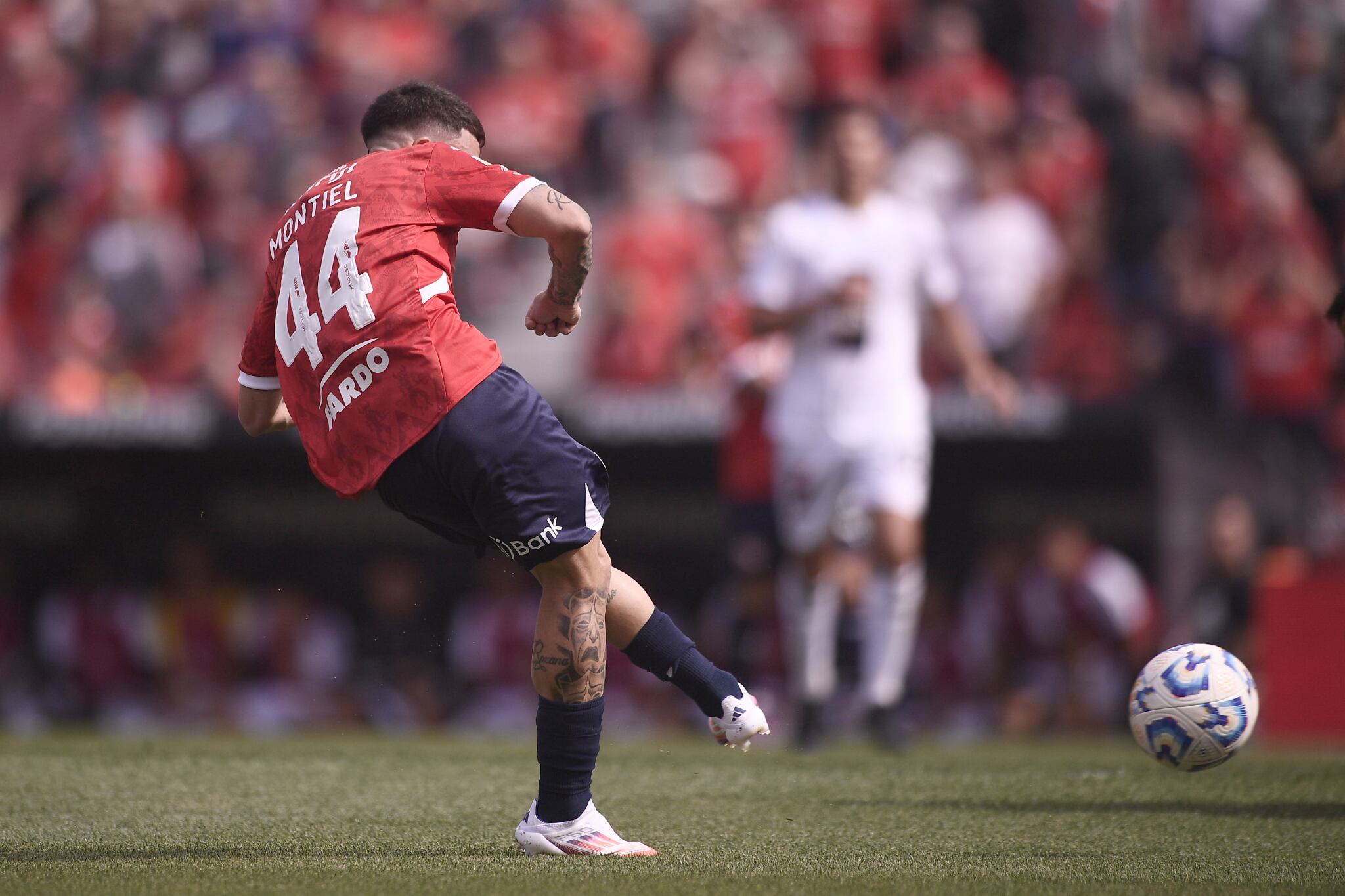 Santiago Montiel marcó dos goles en el conjunto local