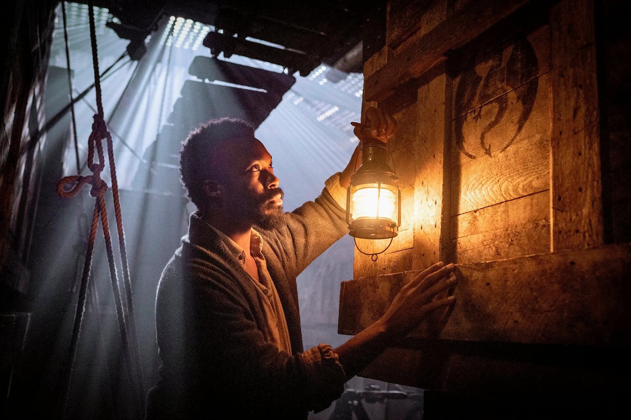 Todo sucede a bordo del Demeter, lo que propicia un clima claustrofóbico.