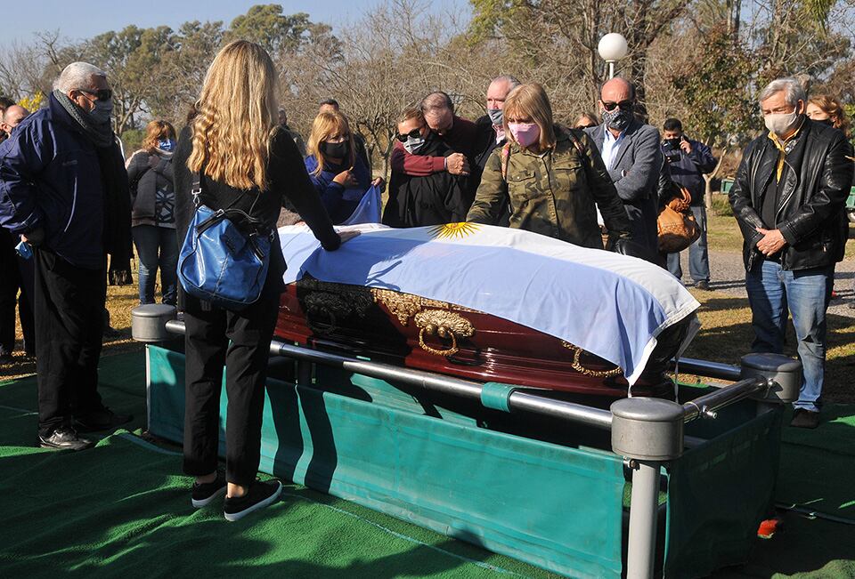 Familiares y amigos de Lole en una ceremonia pequeña y discreta.
