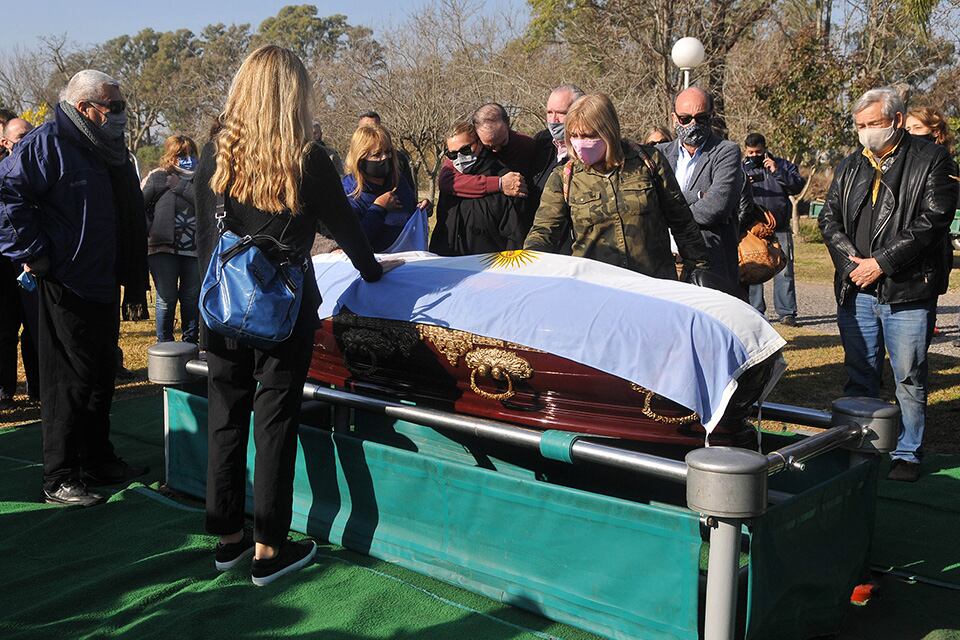 Familiares y amigos de Lole en una ceremonia pequeña y discreta.