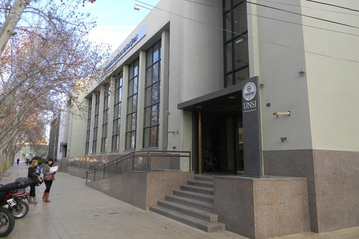 Una medida interina adoptada por la Sala A de la Cámara Federal de Mendoza suspendió el 9 de junio el acto electoral de todos los claustros del que debían surgir las nuevas autoridades y representantes de Universidad Nacional de San Juan. 