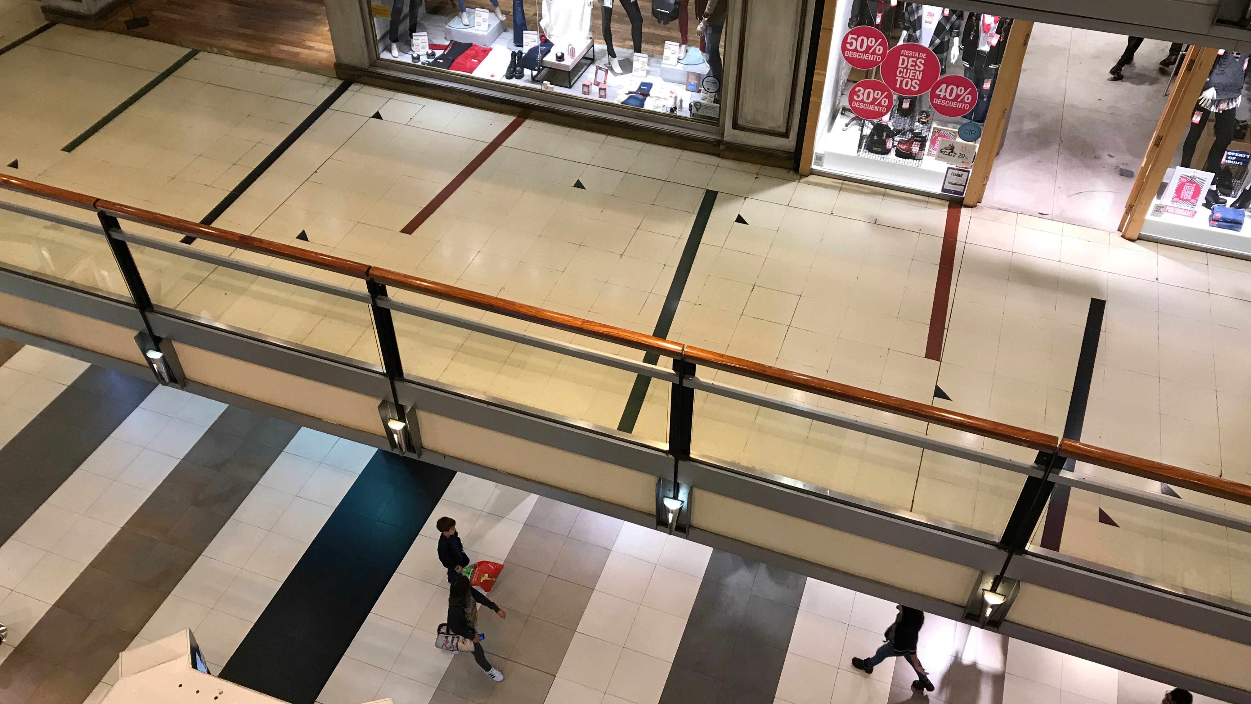 Shoppings vacíos. Las marcas tradicionales también sufren la baja de la demanda de sectores más acomodados.