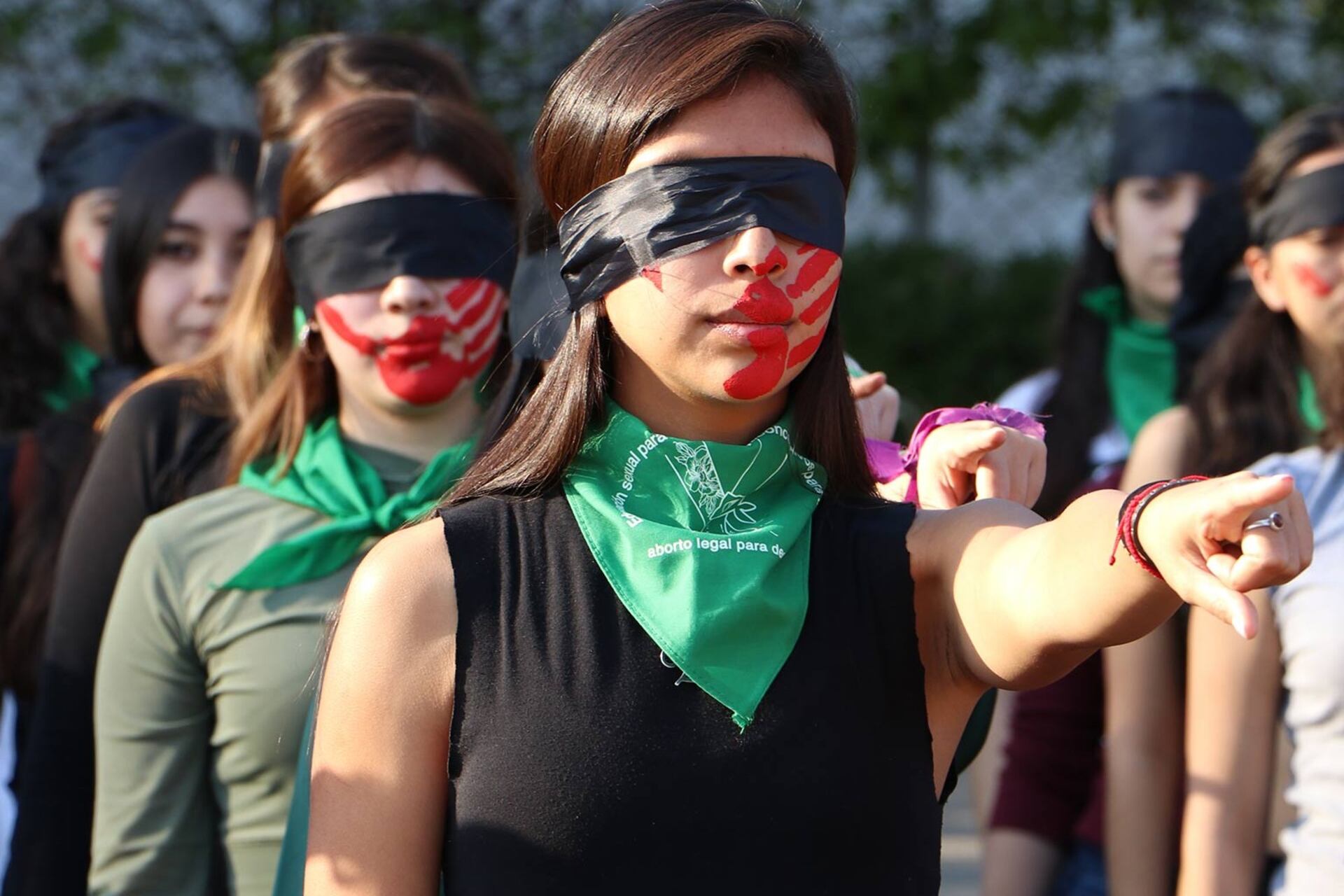 Una de las intervenciones de Las Tesis, quienes fueron demandadas por Carabineros en la justicia penal por amenazas.