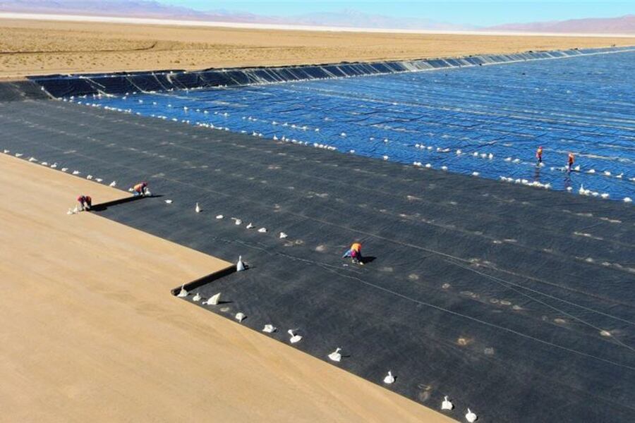 Piletones para la extracción de carbonato de litio en la Puna salteña.