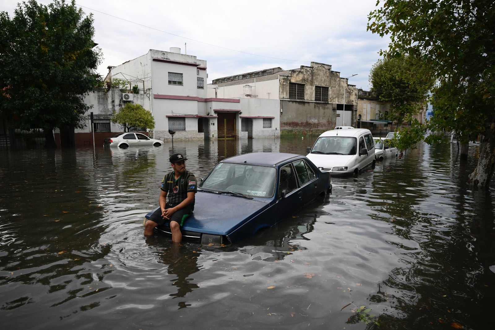Algunas calles del conurbano se inundaron por completo. 