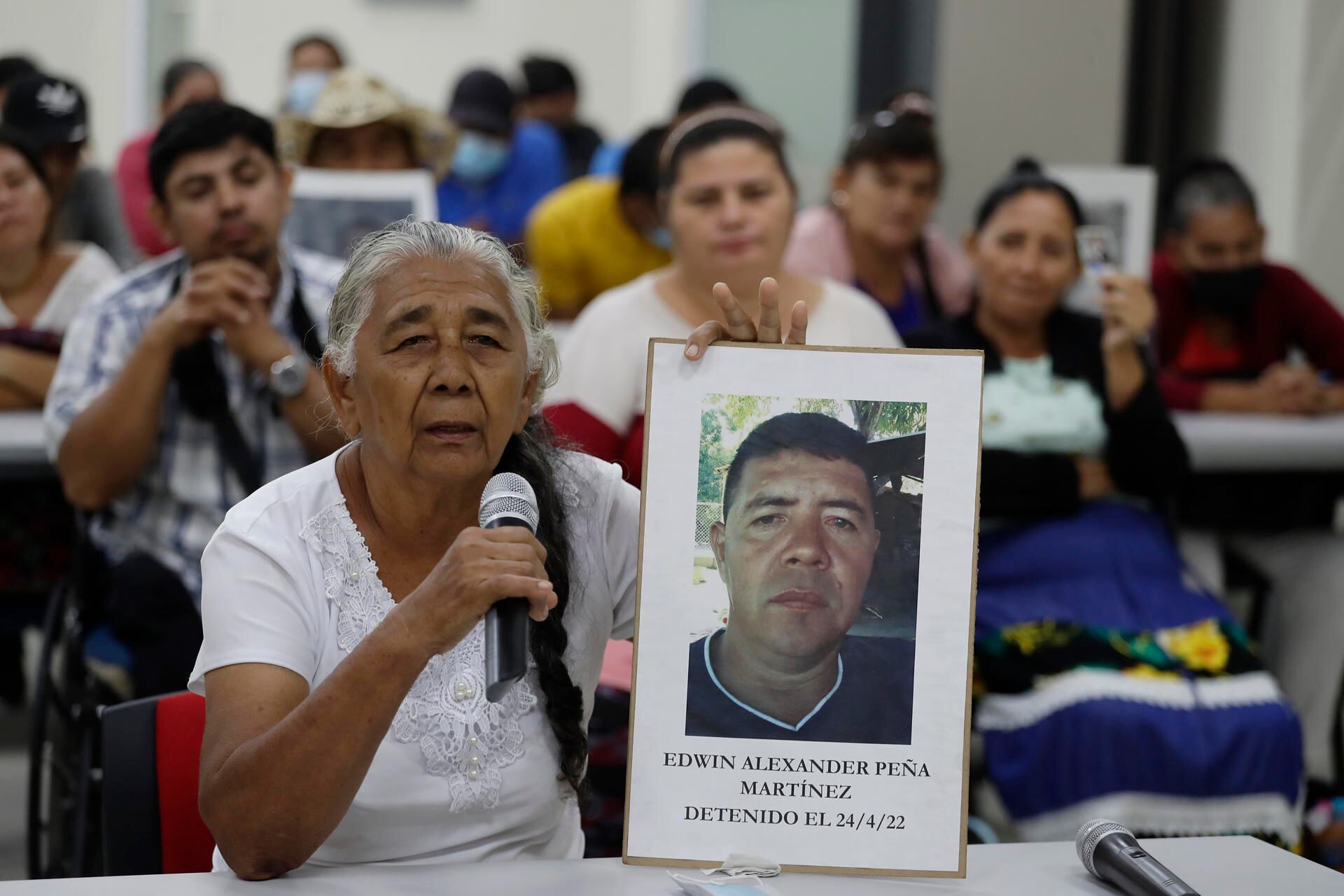  Estela Martínez muestra una fotografía de su hijo, detenido bajo el régimen de excepción.