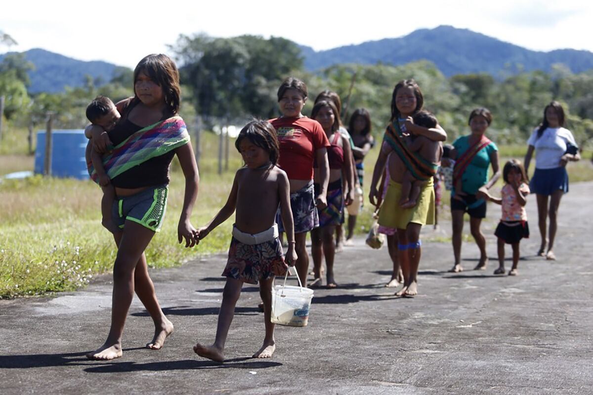 Indígenas de la etnia Yanomami llegando en busca de atención médicaa un puesto militar.