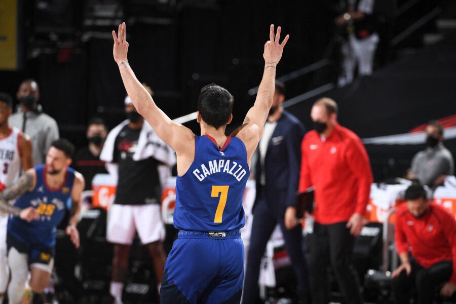 Camazzo festeja uno de los bombazos agónicos de Rivers. Los Nuggets tomaron ventaja de 2 a 1 en la serie