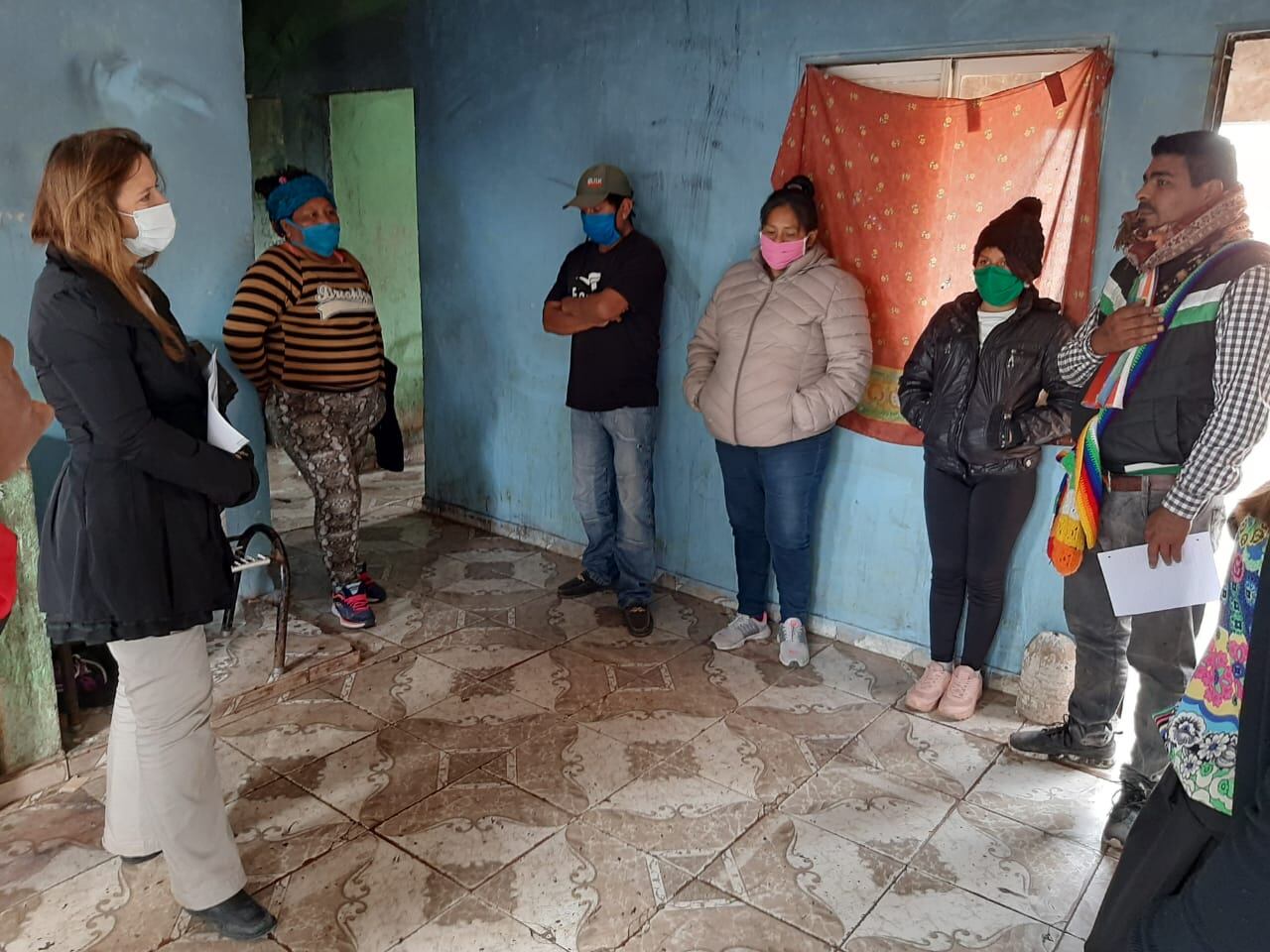 Odarda escucha a la familia Fernández Saravia, brutalmente atacada por policías. Rebeca Garay (de barbijo verde) fue una de las jóvenes torturadas y abusadas en la comisaría 3ra de Fontana.