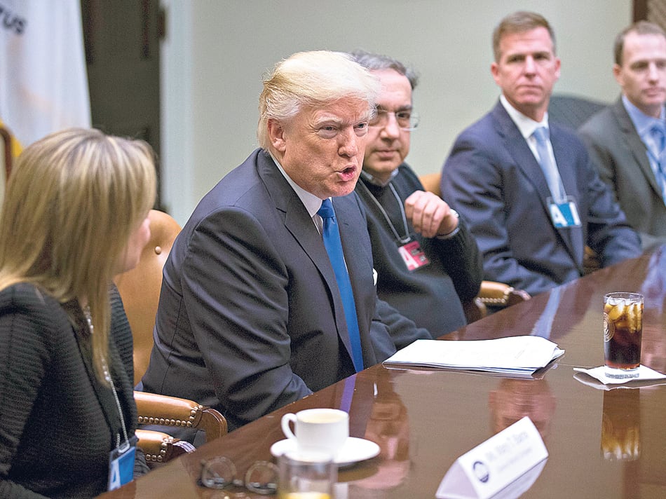 Trump se reunió con ejecutivos de empresas de autos, a quienes les dijo: “El ambientalismo está fuera de control”.