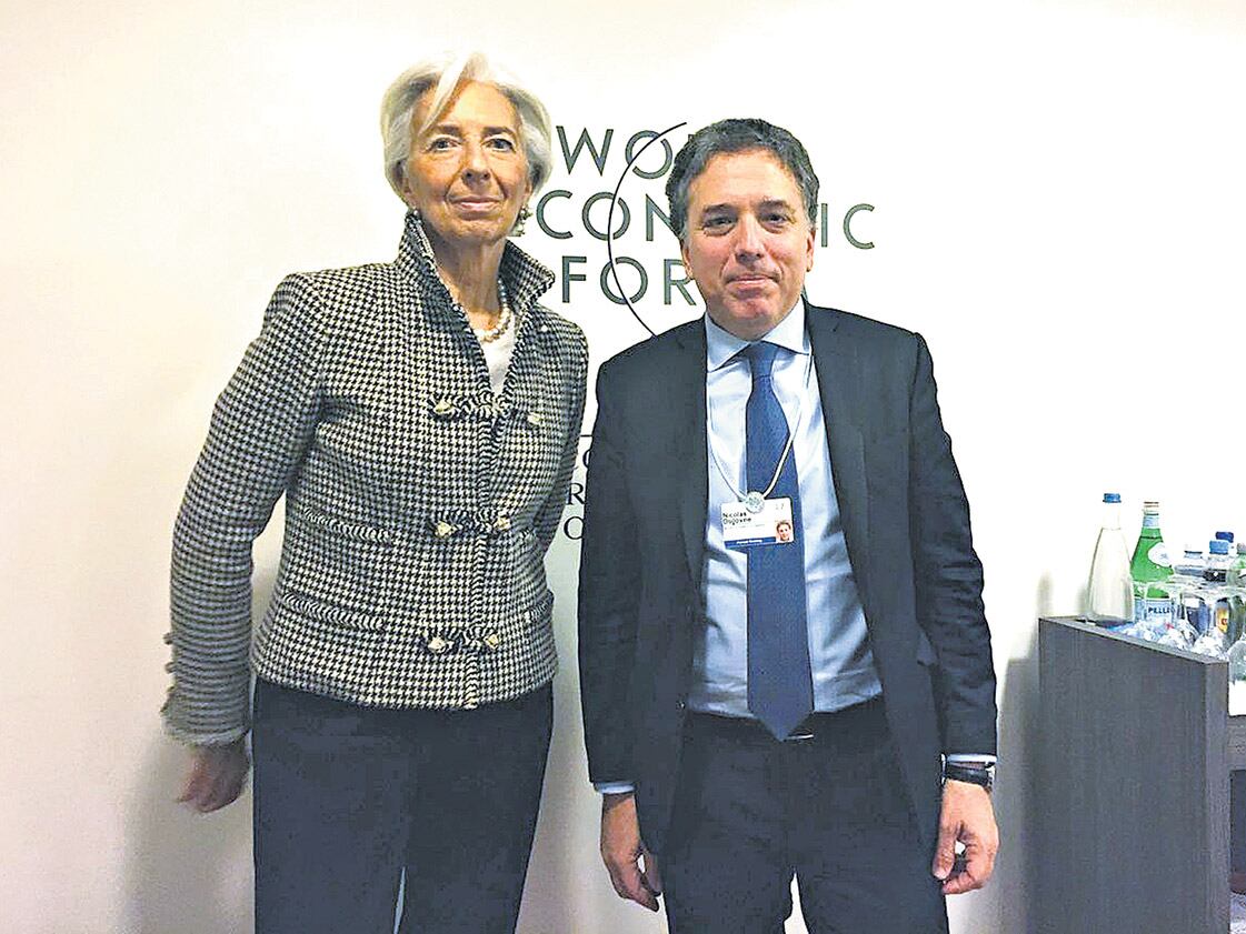 El ministro de Hacienda, Nicolás Dujovne, y la titular del FMI, Christine Lagarde, cuando se reunieron en Davos.