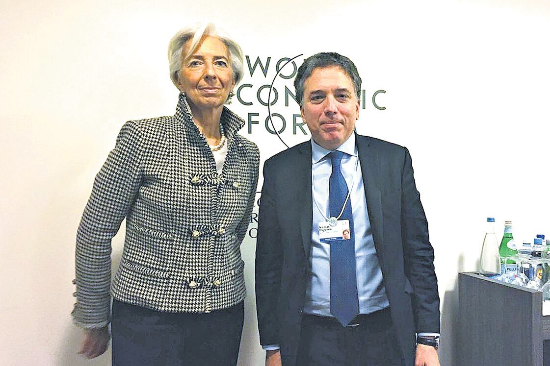 El ministro de Hacienda, Nicolás Dujovne, y la titular del FMI, Christine Lagarde, cuando se reunieron en Davos.