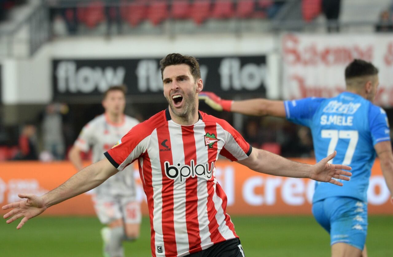 Boselli se llena la boca de gol en el éxito del Pincha en La Plata