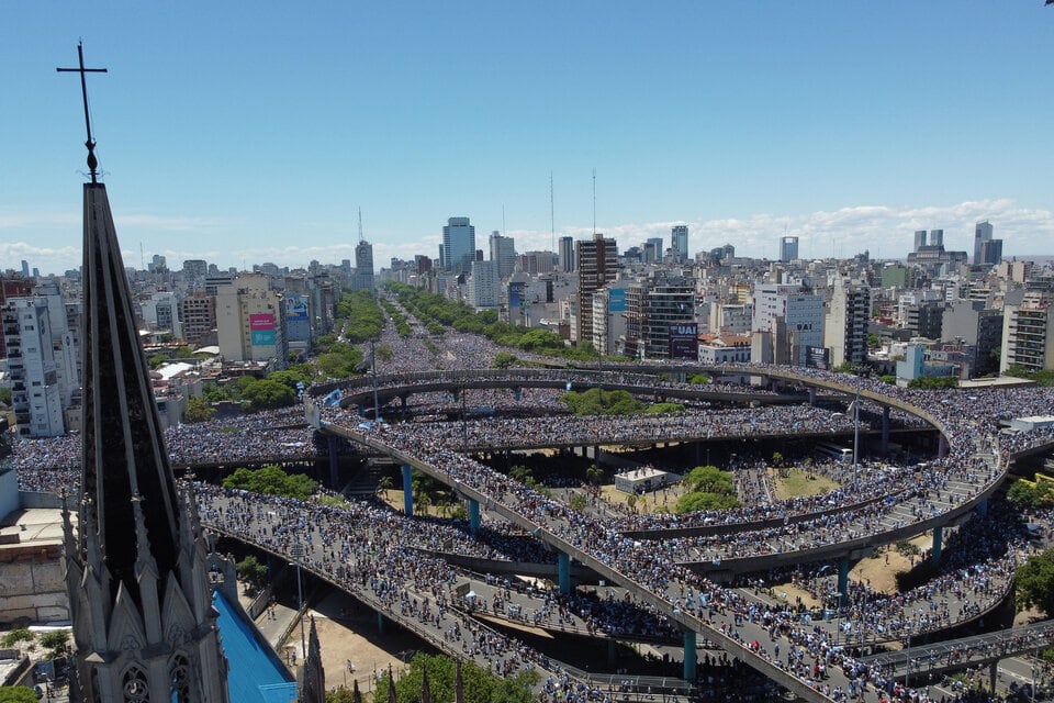 Cinco millones de argentinos coparon las calles para recibir a la Selección.