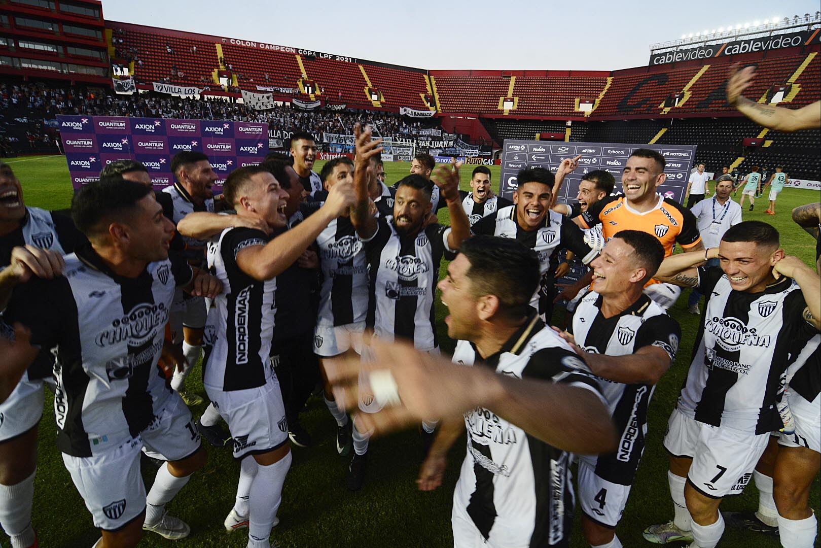 Los jugadores de Chavo For Ever en pleno festejo