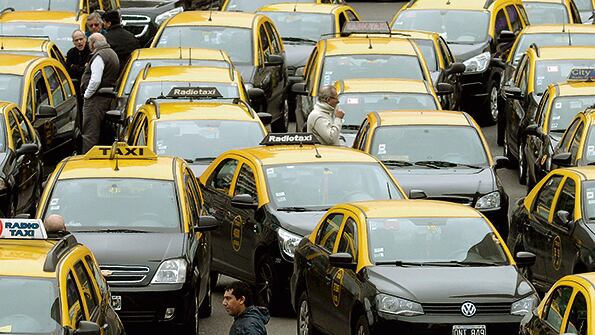 Taxistas protestaron ayer frente a la Legislatura por la ley que los obliga a modernizarse.