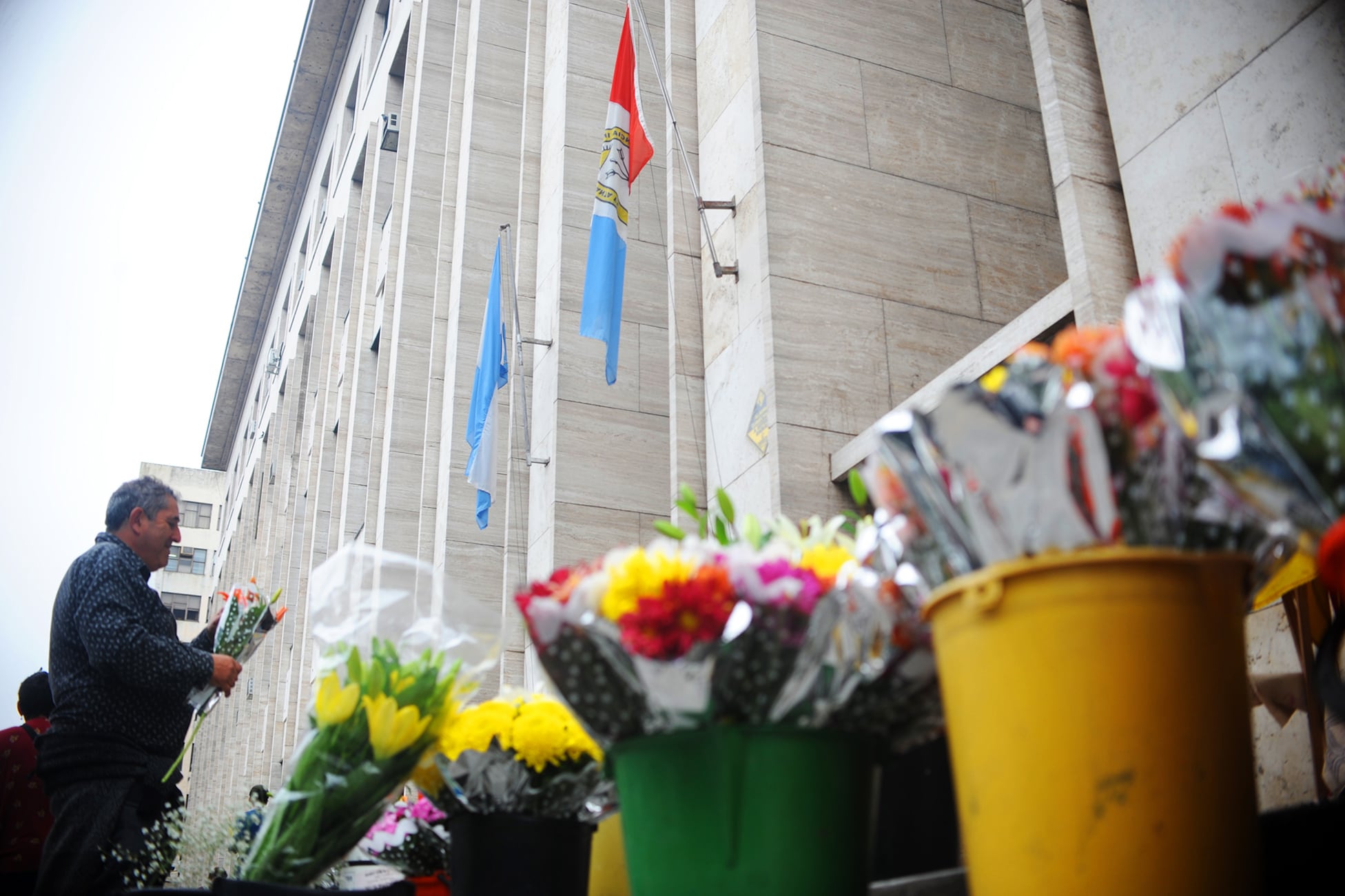 Según el fallo ambos esposos profesionales, el varón se desarrolló fuera del hogar y la mujer no pudo.