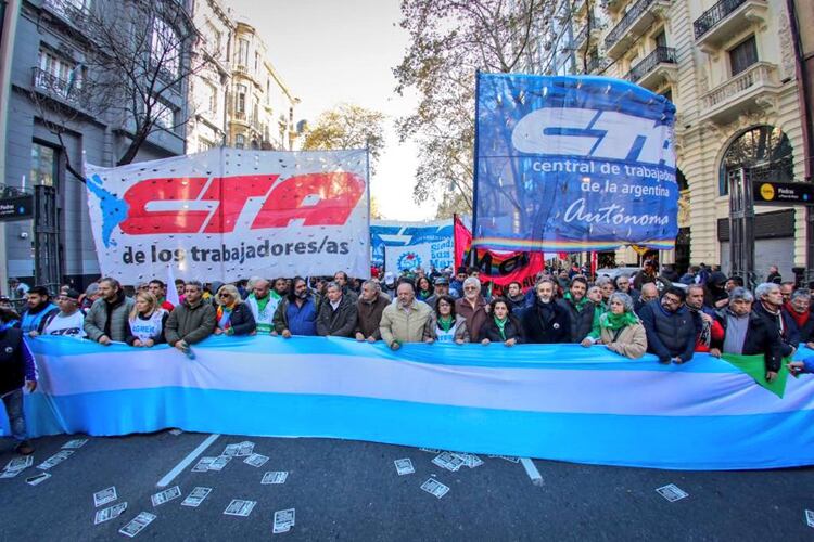 La marcha congrega a miles de personas.