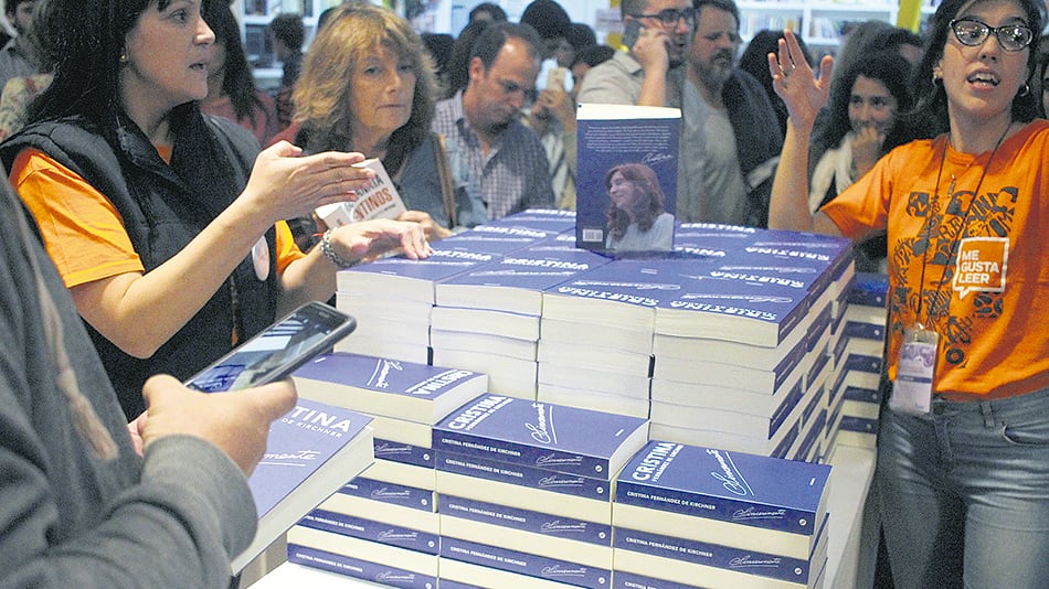 Cristina Kirchner reaparecerá esta noche en la Feria del Libro.