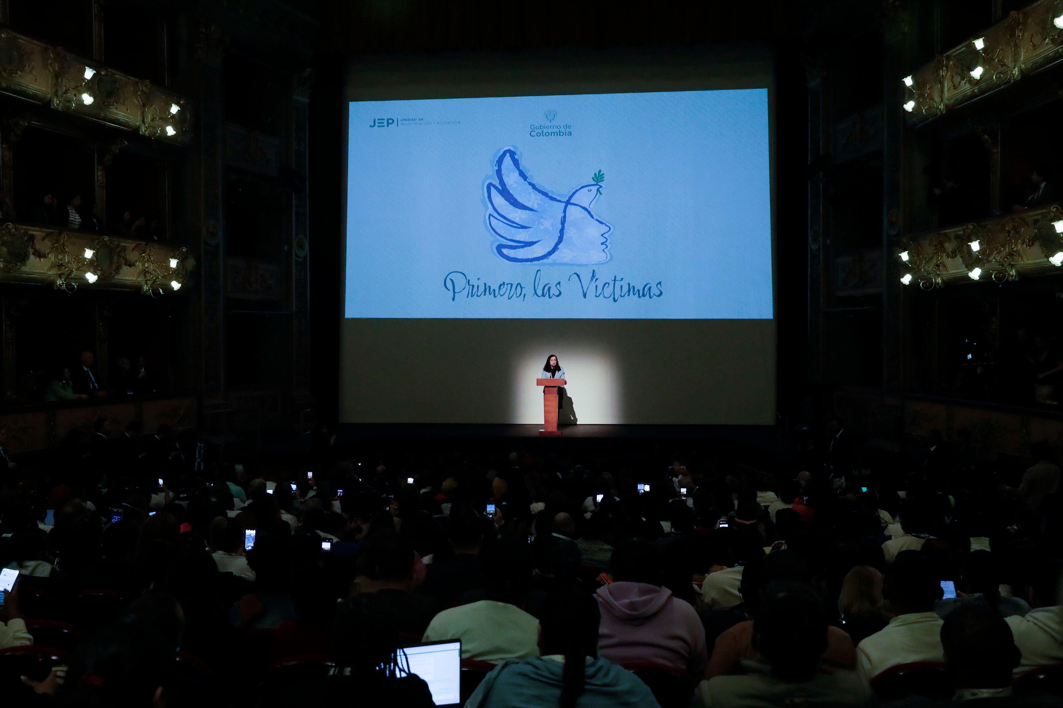 La presidenta de Kosovo participó de la conmemoracion en el Teatro Colón de Bogotá