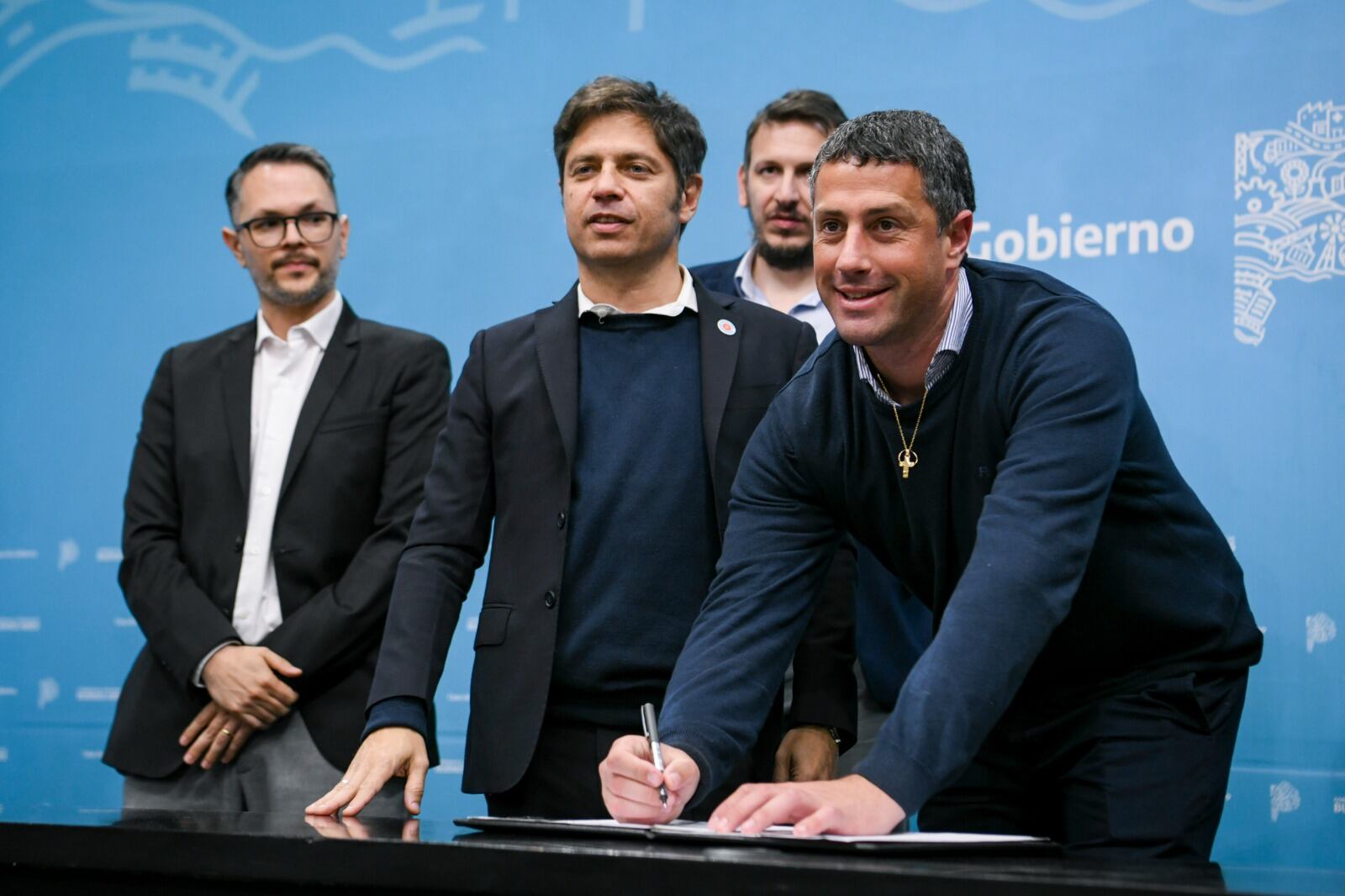 Walker junto a Axel Kicllof y Juan Cuattromo duranta la firma del convenio. 