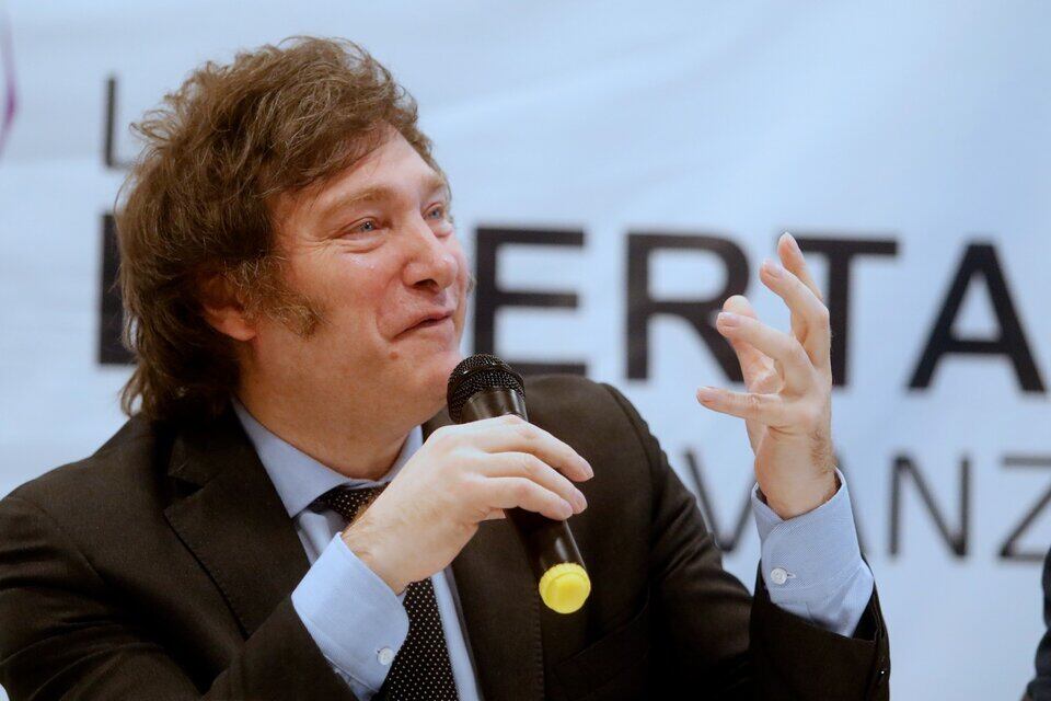 Javier Milei un día dice una cosa sobre la dolarización y otro día dice otra