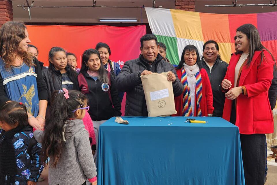 Apertura de sobres con ofertas de empresas.