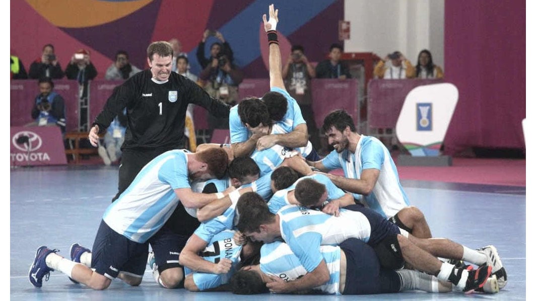 El arquero Schulz, una de las figuras de la final, llega para sumarse a la montaña de festejos.