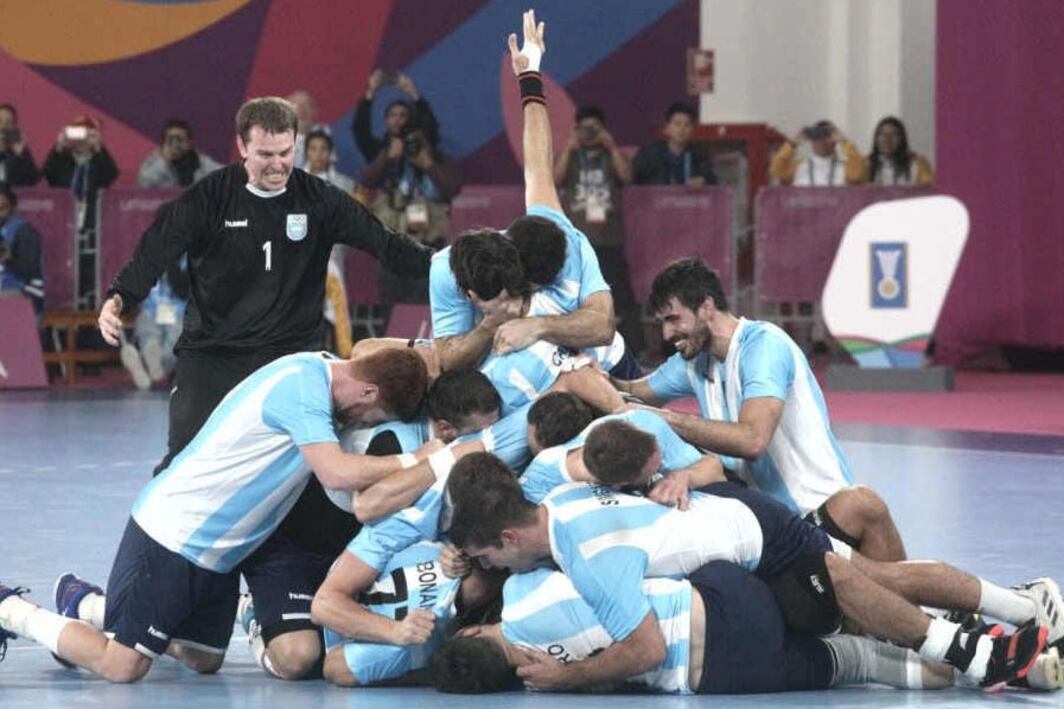 El arquero Schulz, una de las figuras de la final, llega para sumarse a la montaña de festejos.