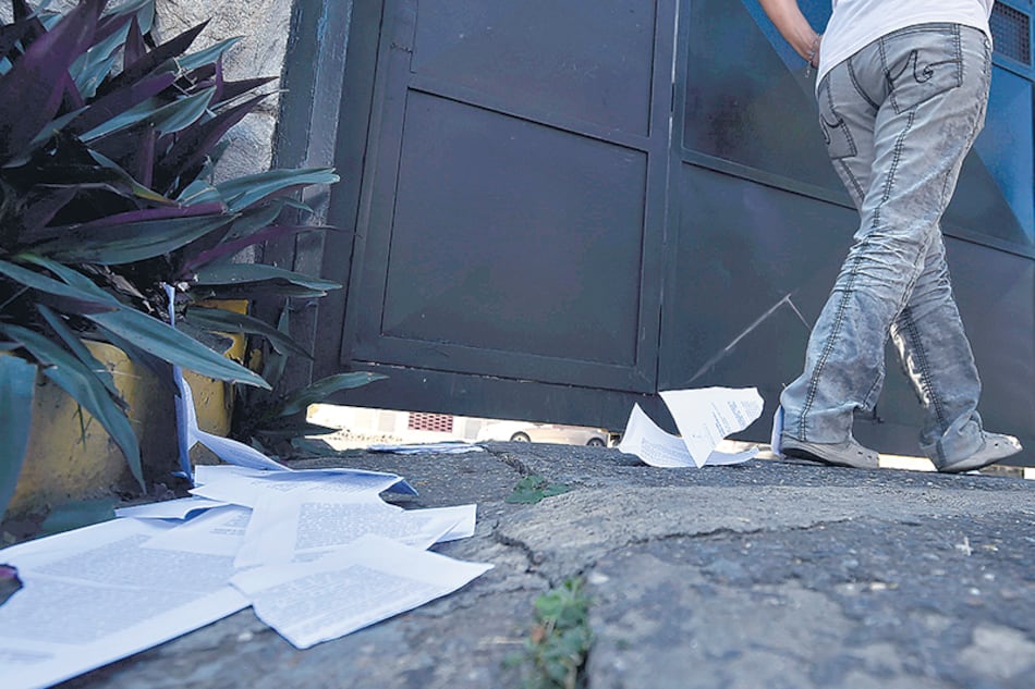 Seguidores de la oposición dejaron copias de la Ley de Amnistía en la residencia oficial presidencial La Casona.